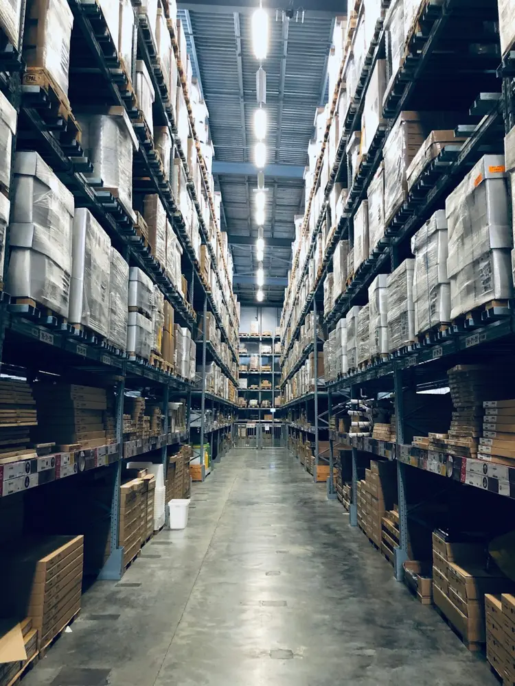 Pasillo de bodega con estantería selectiva de carga pesada